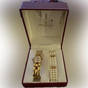 Lovely interchangeable bands. Needs new battery. Vintagee Peugot.